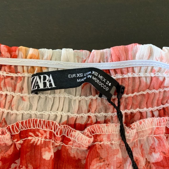 Sale! ZARA Off Shoulder Smocked Neckline Floral Print Ruffled Blouse Size XS - Picture 4 of 6